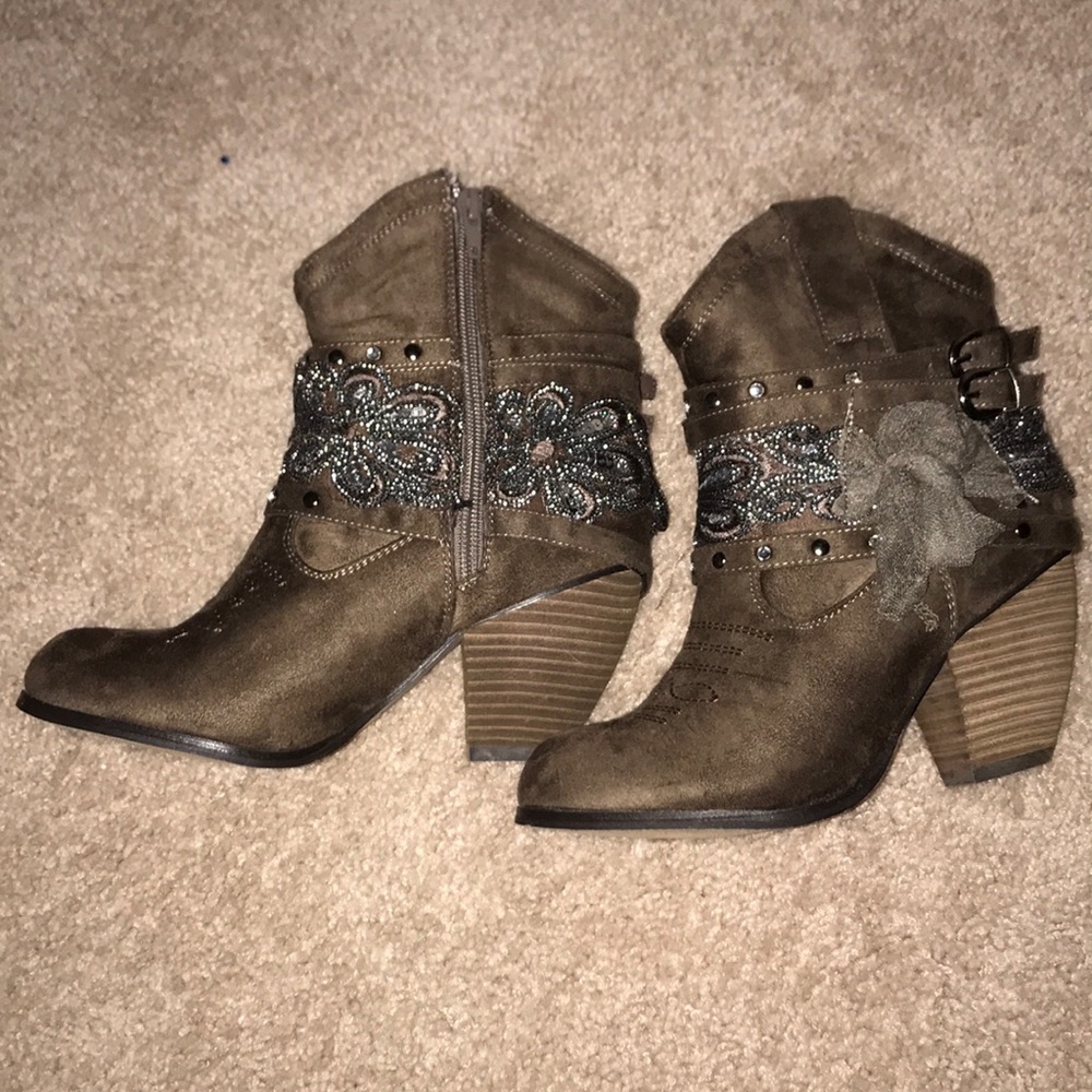 Short boots